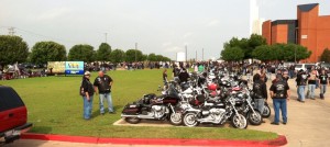 Bikers Shield Mourning Family from Demonstrators  phot: Timothy L Trujillo